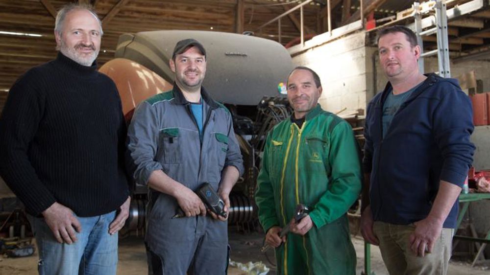 Jean-Paul Garrot, éleveur et président de la Cuma des Ponts, Samuel Aubry et Pascal Martinet, deux des trois salariés (manque sur la photo Mathieu Gardanes) et Sébastien Maunier, exploitant et responsable des salariés au sein de la Cuma. © Sébastien Champion